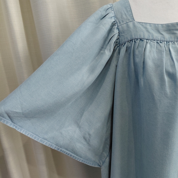 NWT St. John's Bay Apparel Blue Light Wash S/S Blouse - Picture 3 of 12